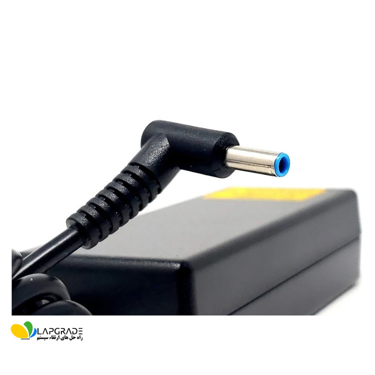 نمای نزدیک سوکت گرد با پین مرکزی 4.5 در 3.0 میلیمتر شارژر لپ تاپ اچ پی مدل ADP-65SB-BB برای اتصال به لپ تاپ های HP